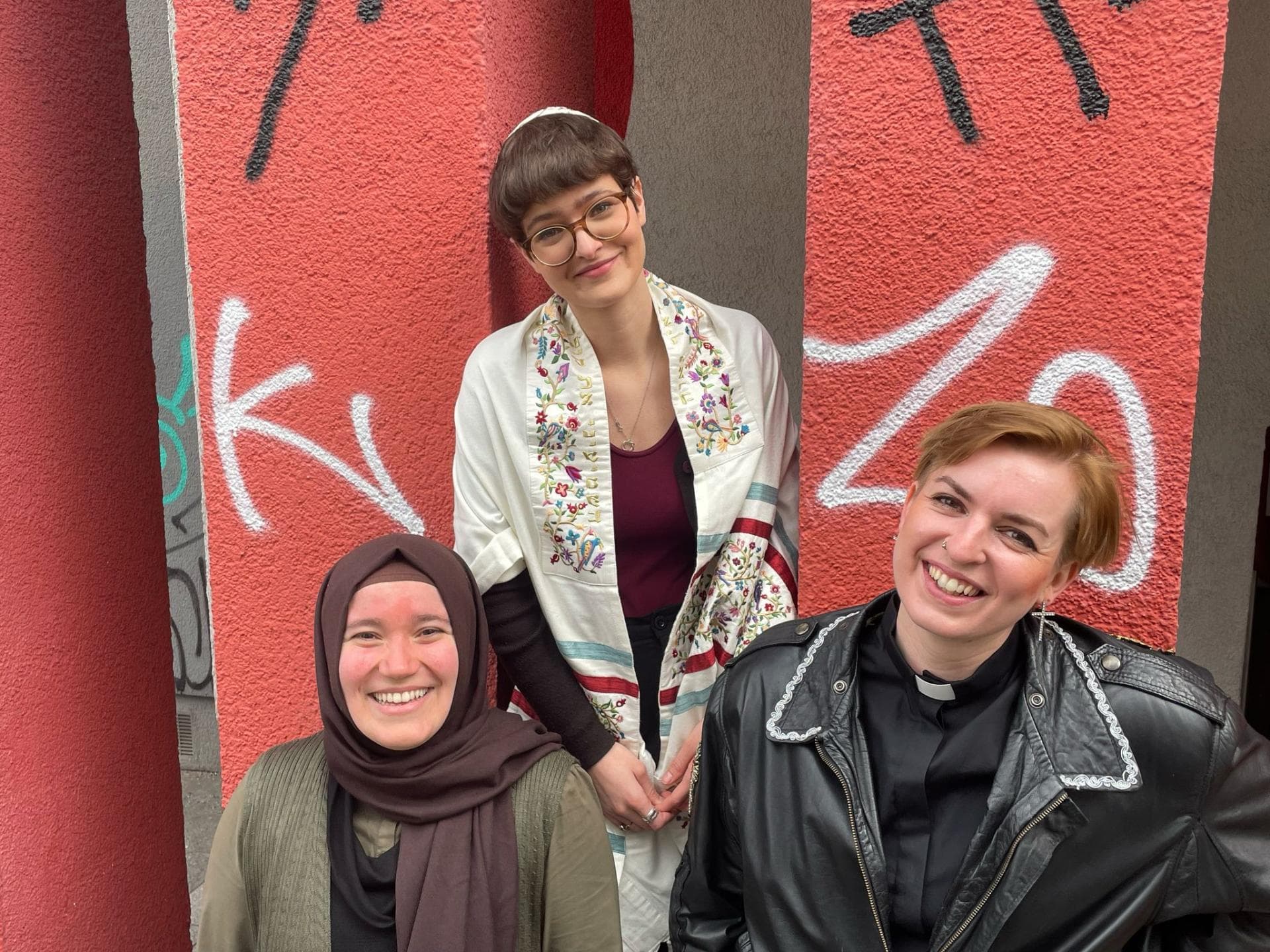 Kübra Dalkilic, Rebecca Rogowski und Maike Schöfer sind Hosts des House of One-Podcast "3 Frauen, 3 Religionen, 1 Thema"